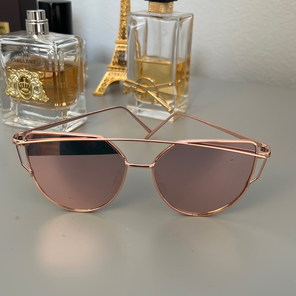 Stylish Sunglasses - rose gold/ pink metal - great deal!!